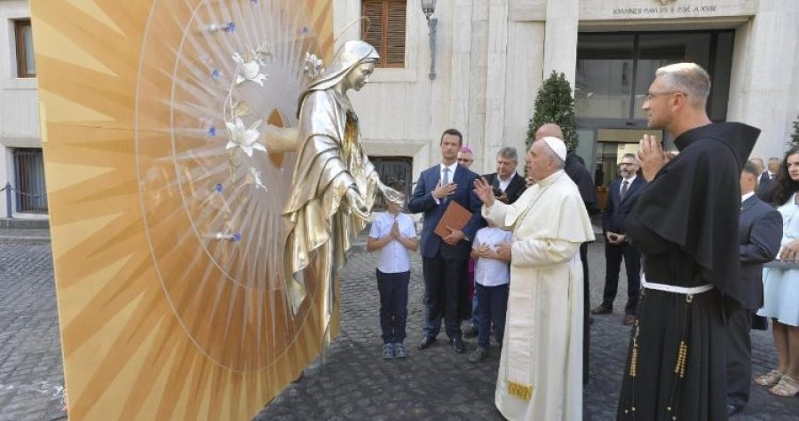 Papież poświęcił ołtarz adoracji Gwiazda Niepokalanej dla Polski